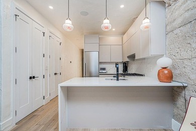 Introducing a Stunning Modern Duplex Condo in the Heart of Crown - photo 8