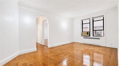Spacious One-Bedroom Co-op in Prime Murray Hill Flushing 646 SF - photo 3