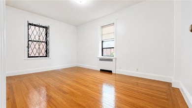 Spacious One-Bedroom Co-op in Prime Murray Hill Flushing 646 SF - photo 5