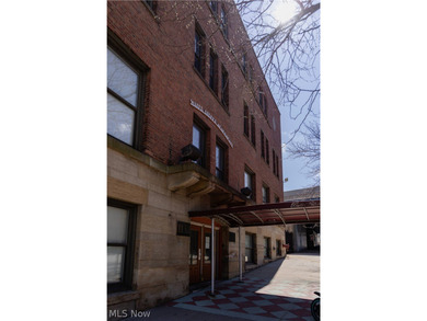 Spacious three-level, one-bedroom condo located in the desirable - photo 1