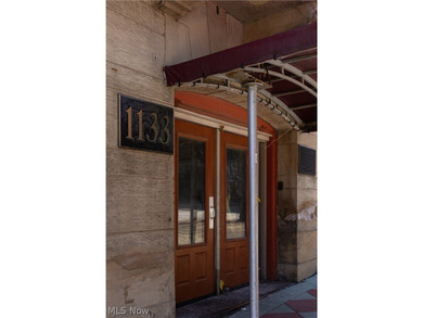 Spacious three-level, one-bedroom condo located in the desirable - photo 2