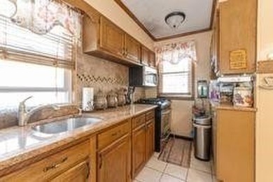 Welcome to this charming 3-bedroom, 1.5 bathroom home located in - photo 6
