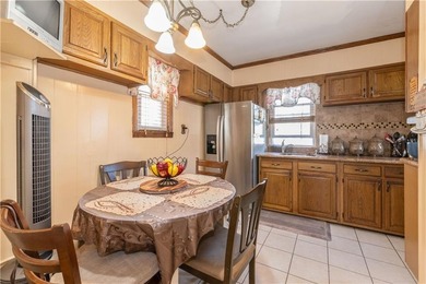 Welcome to this charming 3-bedroom, 1.5 bathroom home located in - photo 7