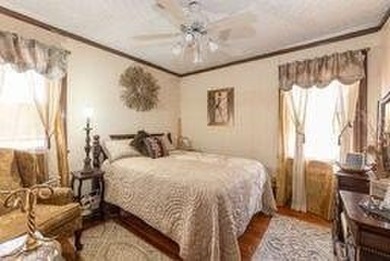 Welcome to this charming 3-bedroom, 1.5 bathroom home located in - photo 9