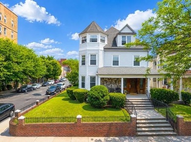 Rare offering on prestigious Ridge Boulevard. This corner - photo 1