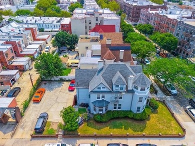 Rare offering on prestigious Ridge Boulevard. This corner - photo 4