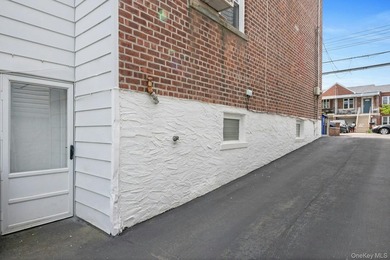 This well-maintained brick home offers a spacious and functional - photo 25