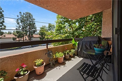 Beautifully upgraded 2 bedroom + den, 2 bath condo with approx - photo 26