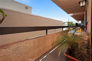 Beautifully upgraded 2 bedroom + den, 2 bath condo with approx - photo 27