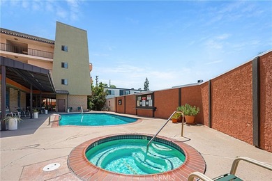 Beautifully upgraded 2 bedroom + den, 2 bath condo with approx - photo 33