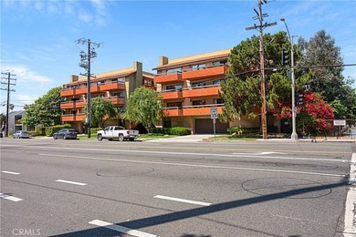 Beautifully upgraded 2 bedroom + den, 2 bath condo with approx - photo 34