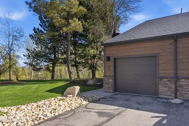 Row-end Hidden Creek townhome ideally located in Canyons Village - photo 3
