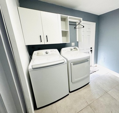 Completely remodeled open concept home in move in condition - photo 24