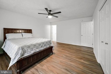 Welcome to this like-new, beautifully renovated water-access - photo 18