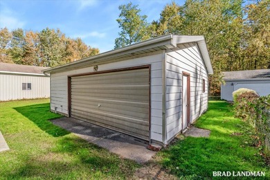 Lovingly cared for Gun Lake cottage on Robbins Bay, offering - photo 22