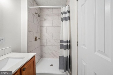 Welcome to this like-new, beautifully renovated water-access - photo 27