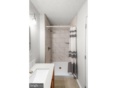 Welcome to this like-new, beautifully renovated water-access - photo 28