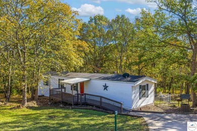 Escape to the peace and tranquility of this charming 3-bedroom - photo 2
