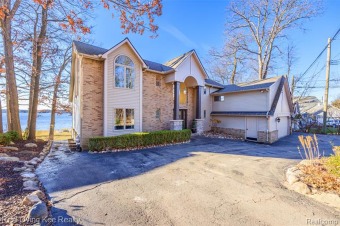 Lakeville Lake Home For Sale in Leonard Michigan