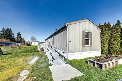 Enjoy the mountain views from this easy-living 2015 single-wide - photo 32