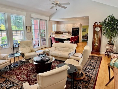 Beautifully designed for one level living and both pristine and - photo 11