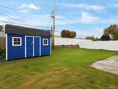 Welcome to 40 Southridge Drive, Glen Cove, NY, a cozy, bright - photo 17