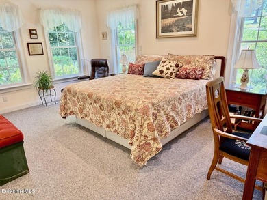 Beautifully designed for one level living and both pristine and - photo 18