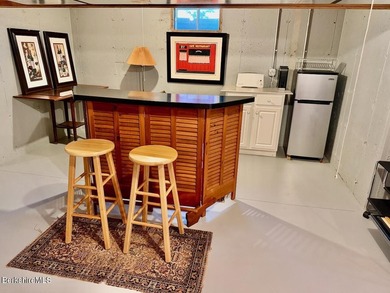 Beautifully designed for one level living and both pristine and - photo 29