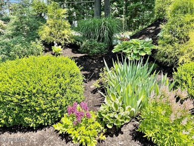 Beautifully designed for one level living and both pristine and - photo 39