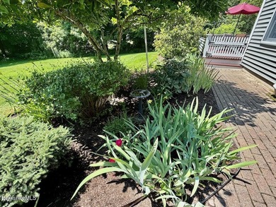 Beautifully designed for one level living and both pristine and - photo 40