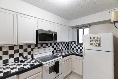 This charming 2-bedroom, 2-bathroom townhouse in the desirable - photo 4