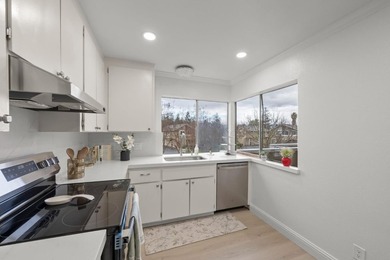 This stunning upstairs townhouse-style condo offers the perfect - photo 11