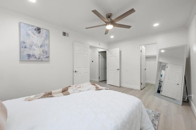 This stunning upstairs townhouse-style condo offers the perfect - photo 16