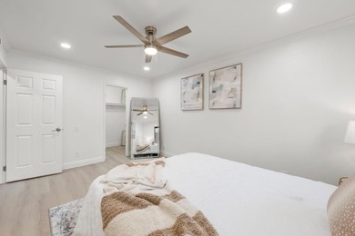 This stunning upstairs townhouse-style condo offers the perfect - photo 17