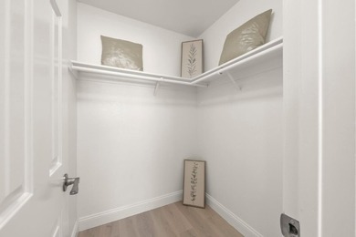 This stunning upstairs townhouse-style condo offers the perfect - photo 18
