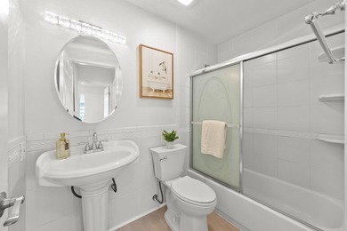 This stunning upstairs townhouse-style condo offers the perfect - photo 19