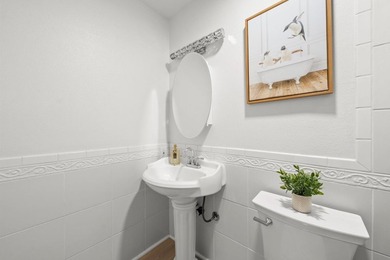 This stunning upstairs townhouse-style condo offers the perfect - photo 21
