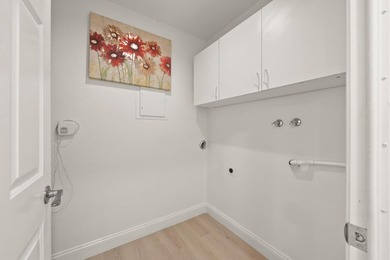 This stunning upstairs townhouse-style condo offers the perfect - photo 22