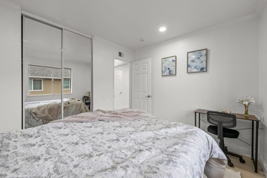 This stunning upstairs townhouse-style condo offers the perfect - photo 25