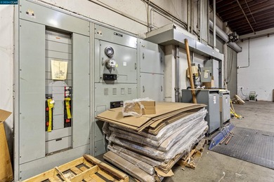 Price improvement! Prime location! This industrial warehouse - photo 11