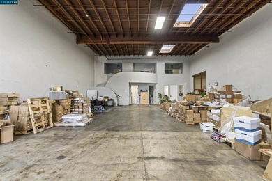Price improvement! Prime location! This industrial warehouse - photo 13