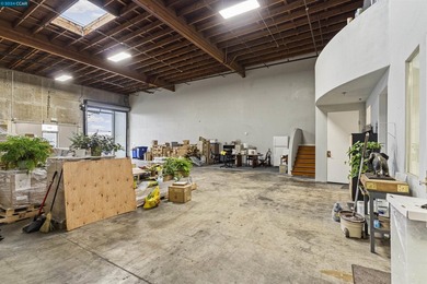 Price improvement! Prime location! This industrial warehouse - photo 14