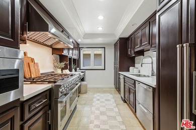 Stunningly renovated townhome overlooking a beautifully - photo 14