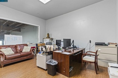 Price improvement! Prime location! This industrial warehouse - photo 15
