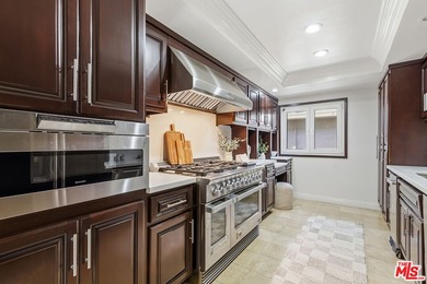 Stunningly renovated townhome overlooking a beautifully - photo 15