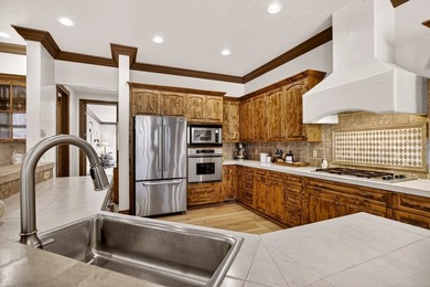 Welcome to this beautifully maintained 3-bedroom, 3-bathroom - photo 17