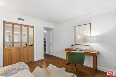 Stunningly renovated townhome overlooking a beautifully - photo 18