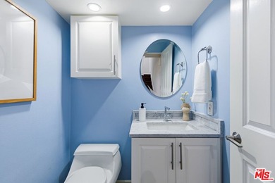 Stunningly renovated townhome overlooking a beautifully - photo 19