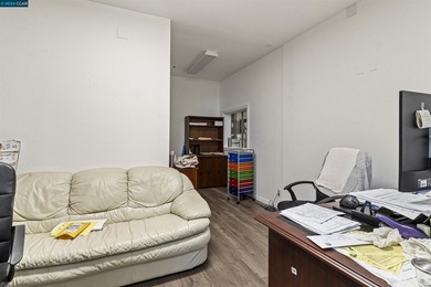 Price improvement! Prime location! This industrial warehouse - photo 20