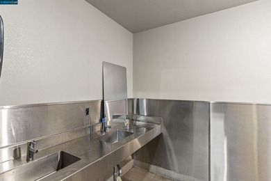 Price improvement! Prime location! This industrial warehouse - photo 21